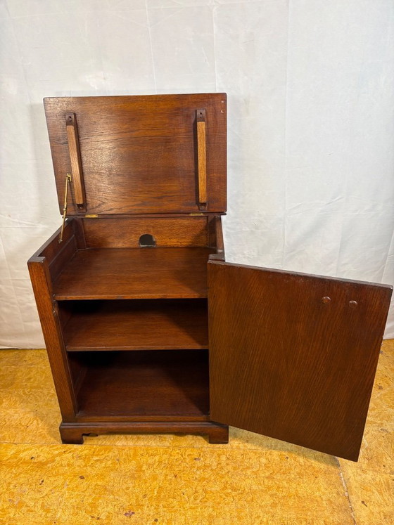 Image 1 of Vintage platenkast in antieke stijl – ladekast, circa 1970. Een charmante en bijzondere vintage platenkast, ontworpen om...