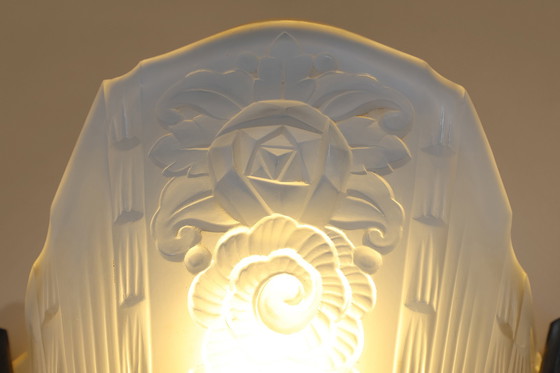 Image 1 of Franse Art Deco wandarmatuur met matte, geperst glazen kap, jaren 1920