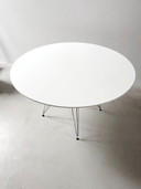 Witte ronde DSR eettafel