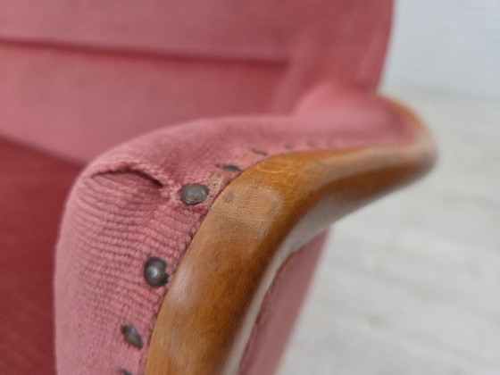 Image 1 of Schwedisches 2-Sitzer-Sofa aus den 1970er Jahren, rosa Möbelvelours, Buchenholz.