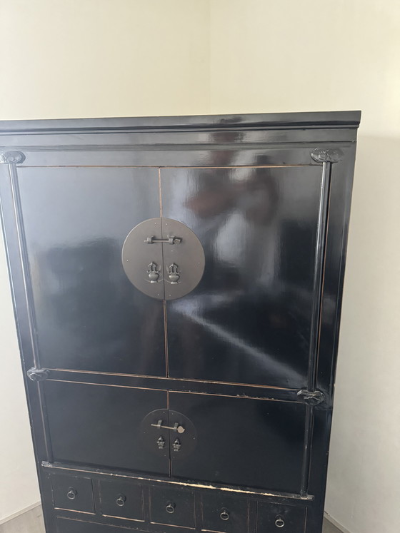 Antiker chinesischer Schrank, schwarz – 105 x 61 x 182 cm – Schränke, Metal, Wood (photo 3 of 14)