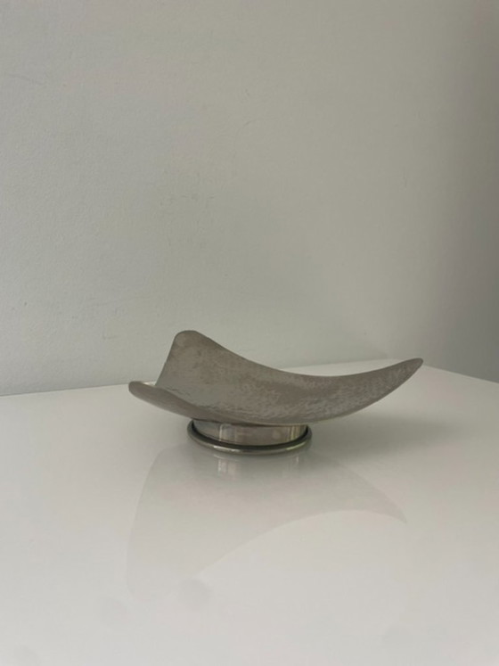 Image 1 of Vintage triangular metal bowl on a base – hammered texture