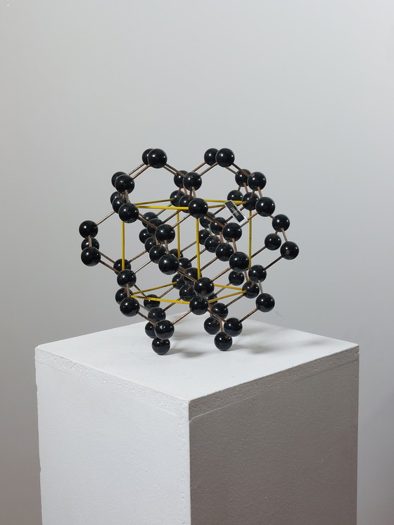 Image 1 of Ancien modèle structural, outil pédagogique de chimie, atomes, République tchèque, diamant