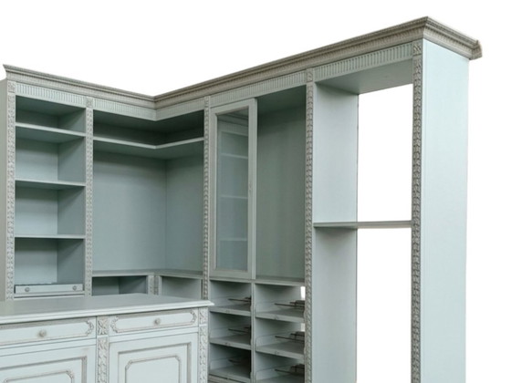 Image 1 of Vestidor clásico abierto en azul claro/gris perla con isla central multifuncional.