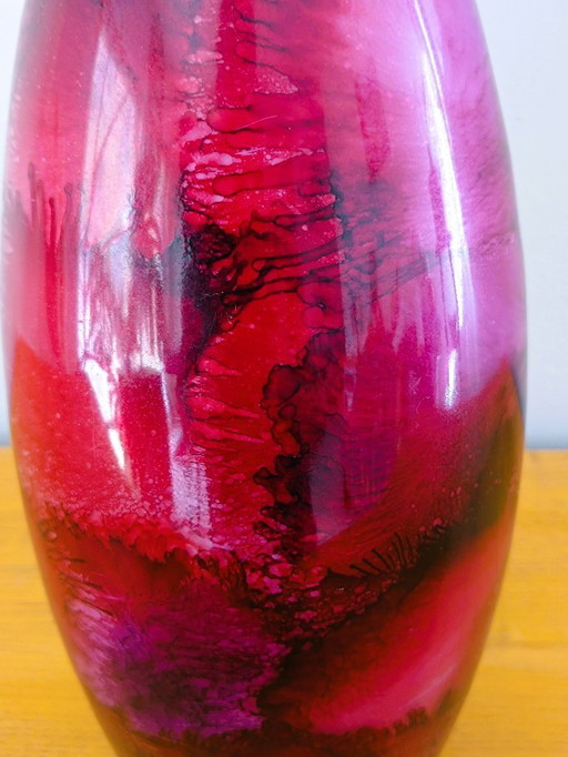 Vase aus purpurrotem Glas, von Hand kalt bemalt