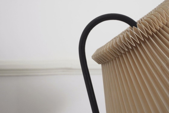 Image 1 of Vintage Le Klint vloerlamp met originele handgevouwen geplooide acrylkap, Deense mid-century moderne leeslamp met magazijn.