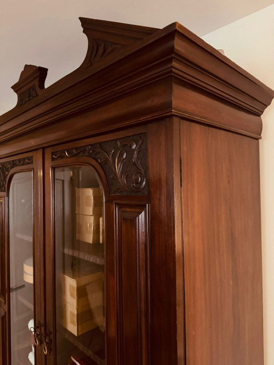 Mahogany Wooden display cabinet with glass and drawers, Brown, Klassiek (photo 2 of 12)