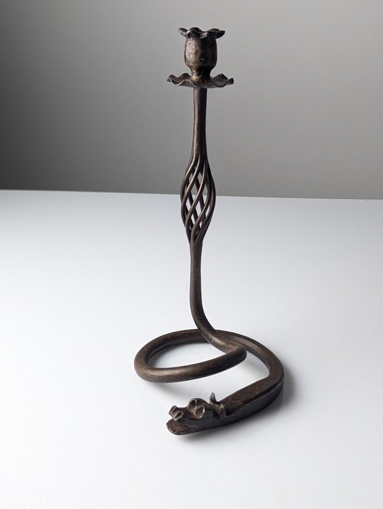 Image 1 of Candelabro a forma di drago in ferro battuto, nello stile di Samuel Yellin, XX secolo.