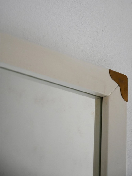 Image 1 of Miroir scandinave vintage blanc avec angles en laiton