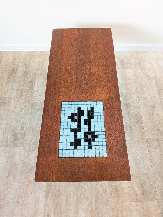 Table basse en teck de style moderne du milieu du siècle avec incrustation de mosaïque (attribuée à Wébé) (photo 9 of 13)