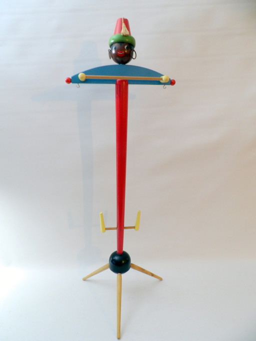 Vintage houten "Marokkaanse jongen met Fez" kinderkleerkast gemaakt in Frankrijk