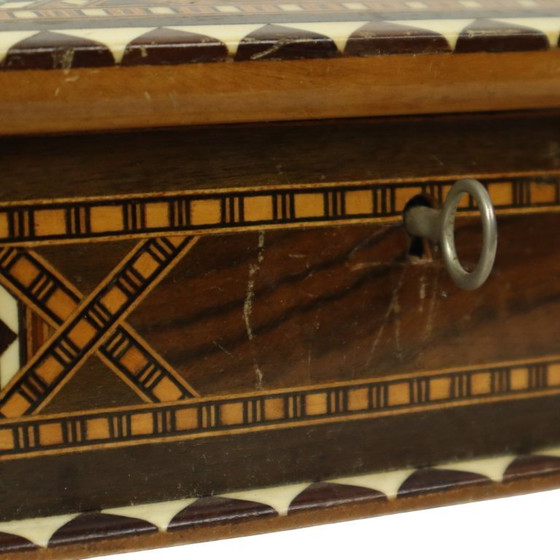 Image 1 of Caja de joyería con incrustaciones de marquetería