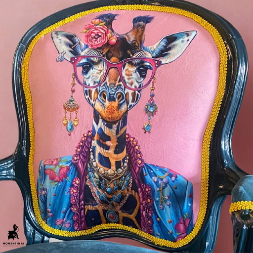 Animale moda divertente su poltrona barocca per bambini