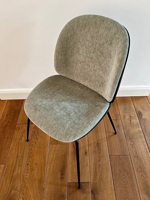 GUBI - "Sedia da pranzo Beetle", in plastica con rivestimento anteriore