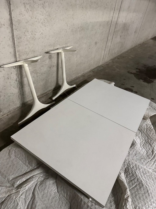 Herman Miller Collection-Tafel, ontworpen door Charles Eames. Het ontwerp dateert uit 1964. Op basis van de aanwezige