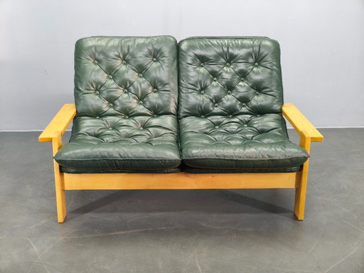 Tweezitsbank van groen leer uit het midden van de 20e eeuw, Tsjechoslowakije, jaren 70