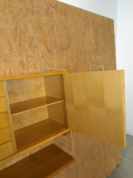 Image 1 of Sistema di parete modulare String con armadio e ripiani