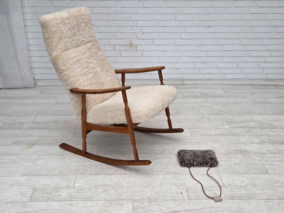 Image 1 of Fauteuil à bascule danois des années 1970, retapissé de véritable peau de mouton de qualité.