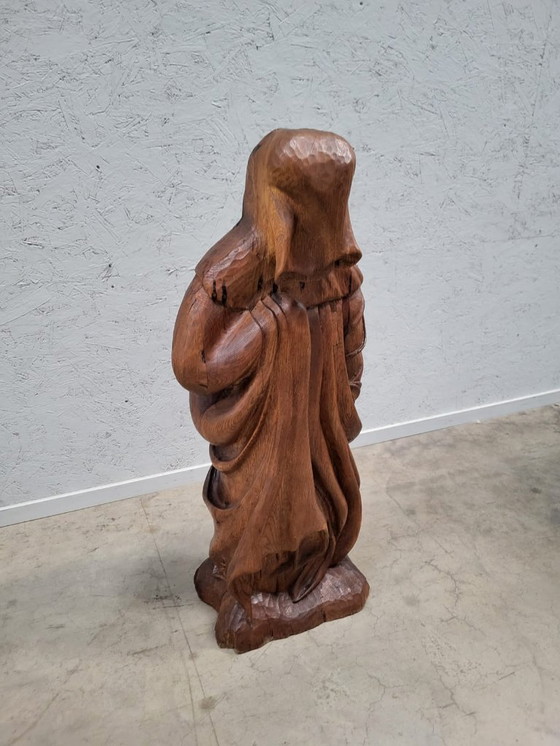 Image 1 of Sculpture en chêne d'un pleureur d'après Claus Sluter, signée R. Van Riet, 92 cm de haut.