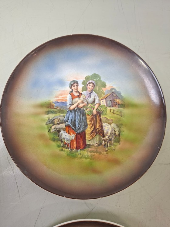 Image 1 of Due piatti da parete in ceramica con scena di fattoria