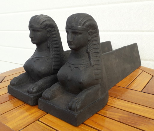 2 gusseiserne Rückwände Sphinxfiguren 50 cm lang