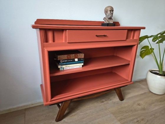 Mid-Century Bücherregal / Sideboard in Korallenrosa – Wood (photo 3 of 7)