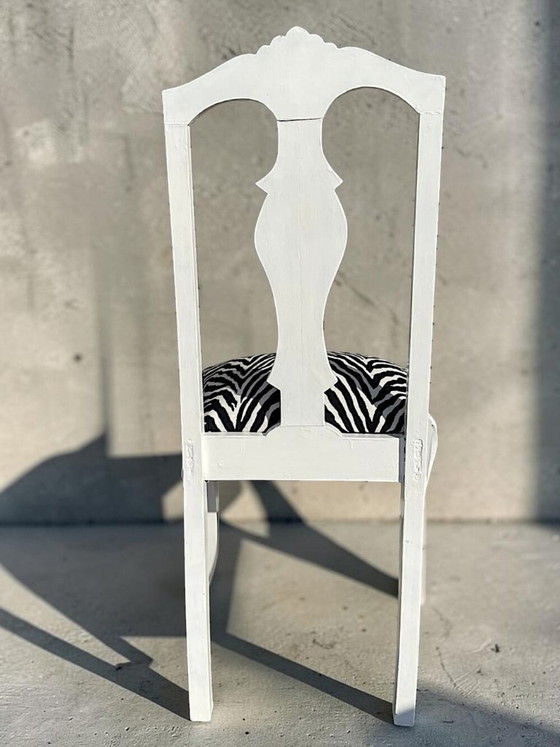 Chaise de salle à manger portugaise baroque ancienne en bois et tissu zébré, revisitée au style (photo 10 of 19)
