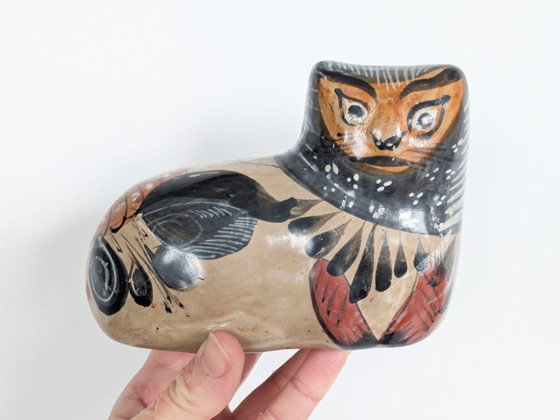 Statuetta vintage di gatto in ceramica Tonalá, Messico, dipinta a mano, arte popolare nei colori ocra e nero. (photo 3 of 15)