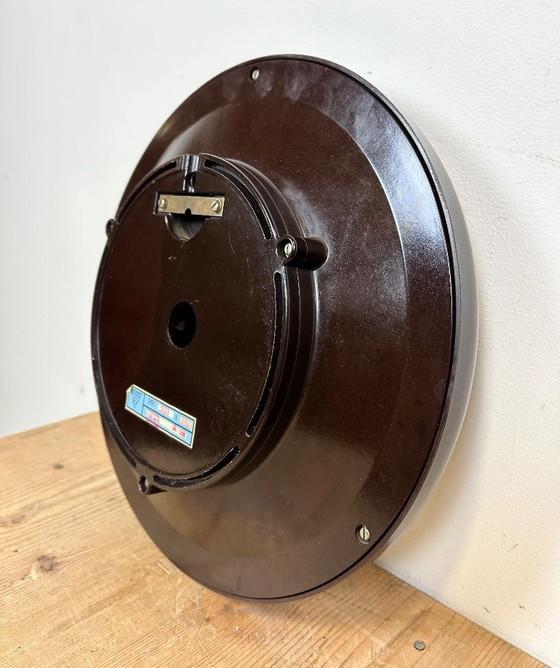 Image 1 of Orologio da parete industriale in bachelite di Pragotron, anni '70