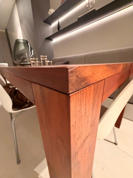 Esstisch aus Nussbaumholz mit Blockbeinen – Esstische (photo 10 of 13)