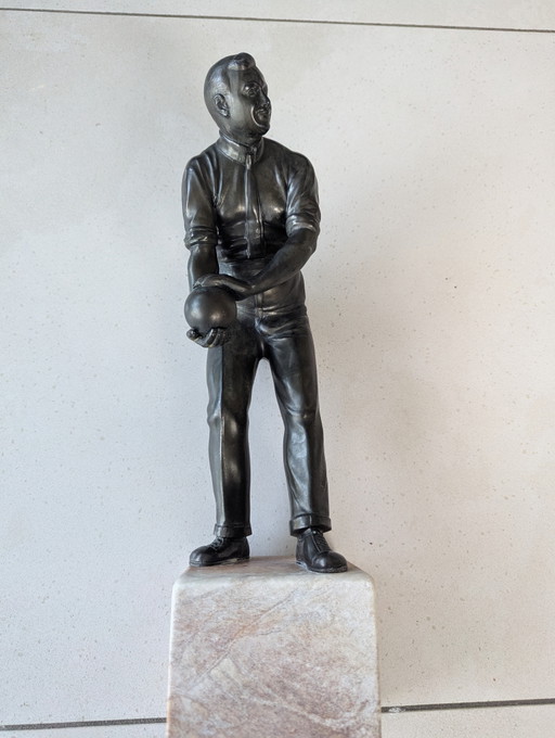 Vintage-Bronzeskulptur eines Bowling- oder Boule-Spielers auf Marmorsockel. Höhe: 42 cm, Gewicht: 5233 Gramm