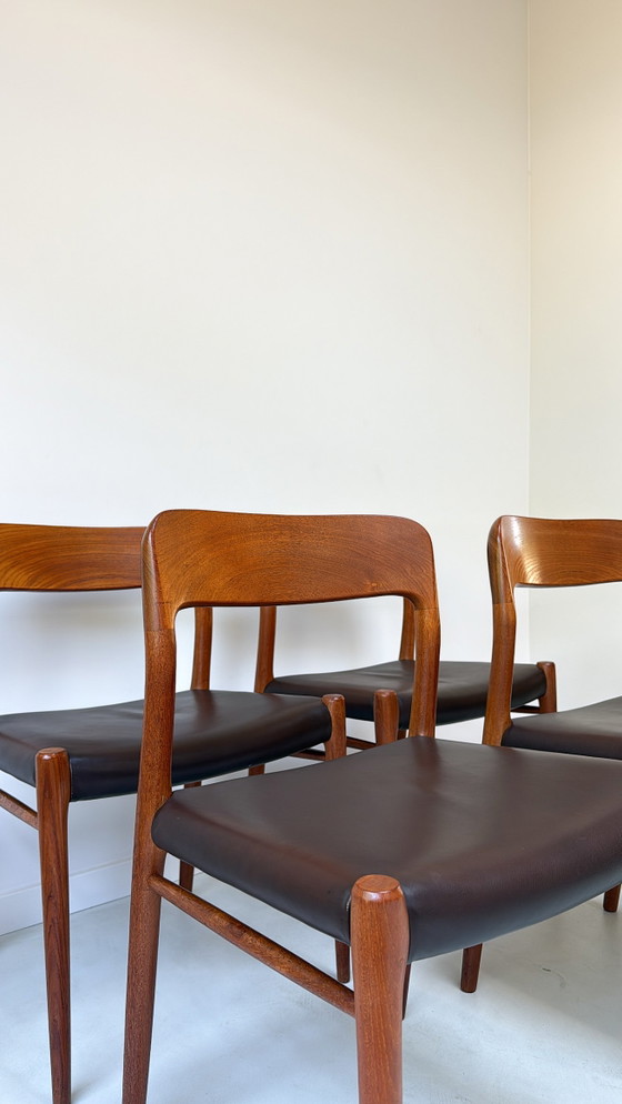 Image 1 of Vier Deense vintage teak houten design eetkamerstoelen Niels O. Møller