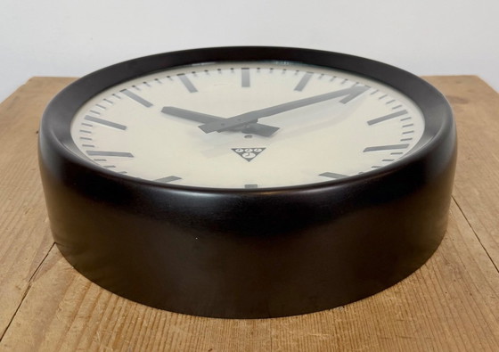 Industrial Bakelite Factory Wall Clock from Pragotron, 1960s – Glass, Plastic (photo 8 of 16)