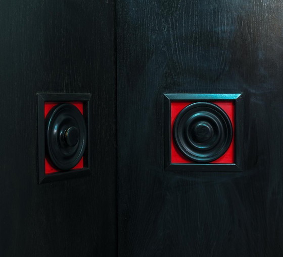 Image 1 of Groot, brutalistisch highboard in De Coene-stijl uit het midden van de 20e eeuw, zwart met rode accenten. België, jaren 60.