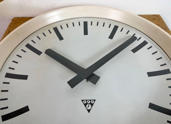 Image 1 of Große industrielle Bakelit-Fabrikwanduhr von Pragotron, 1960er Jahre