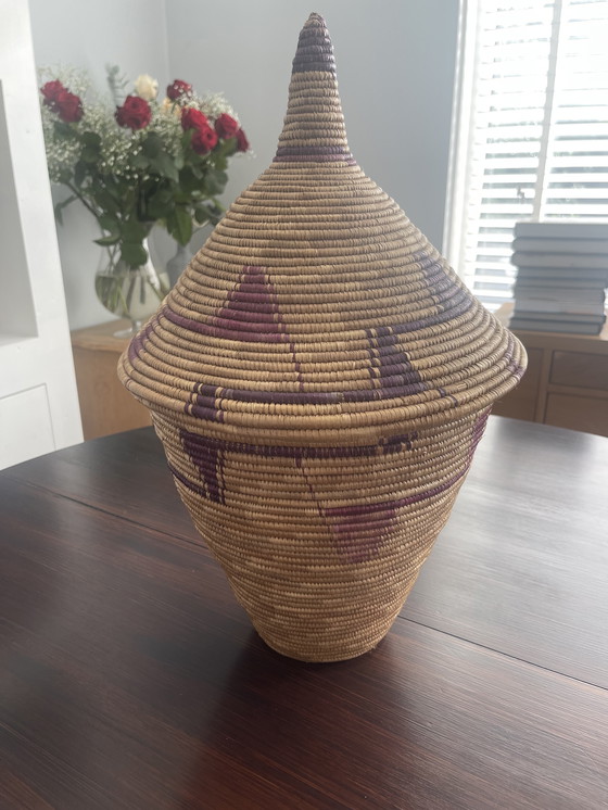 Image 1 of Cestino Tutsi intrecciato strettamente con coperchio Ruanda