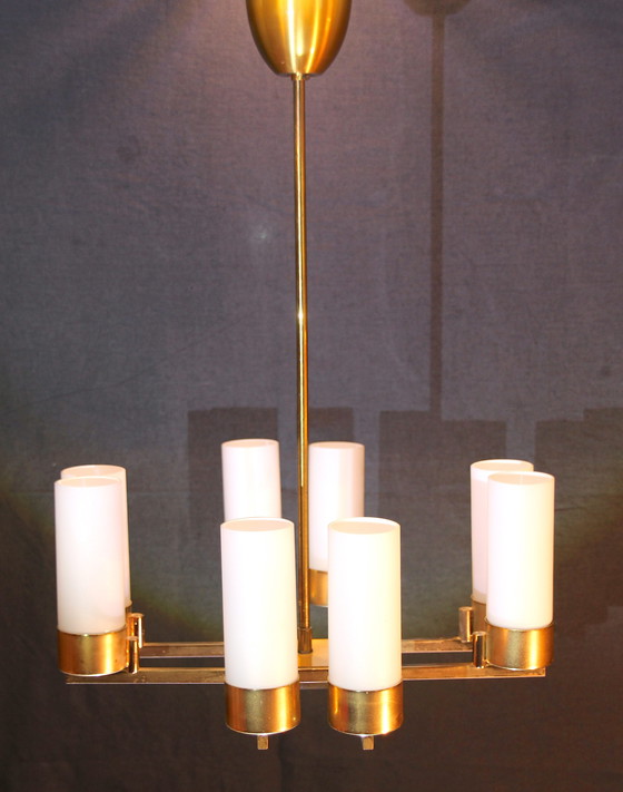 Image 1 of Modernistische kroonluchter van messing en opaline, Mid-Century Frankrijk - 8 Lichten