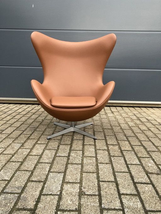 Sillón Egg de Fritz Hansen en piel color coñac, ¡en perfecto estado!