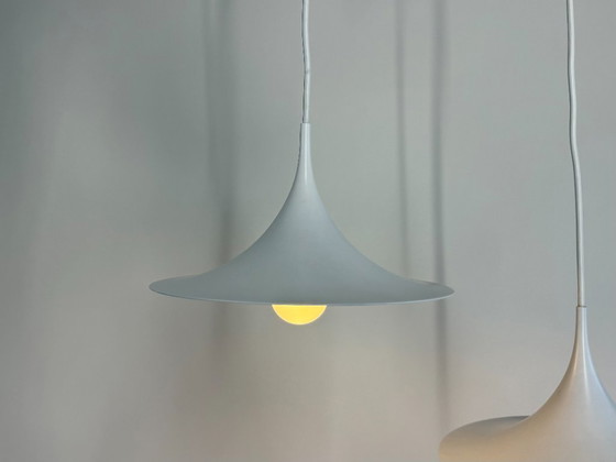 Image 1 of 2 lámparas colgantes con forma de sombrero de bruja de Fog and Morup