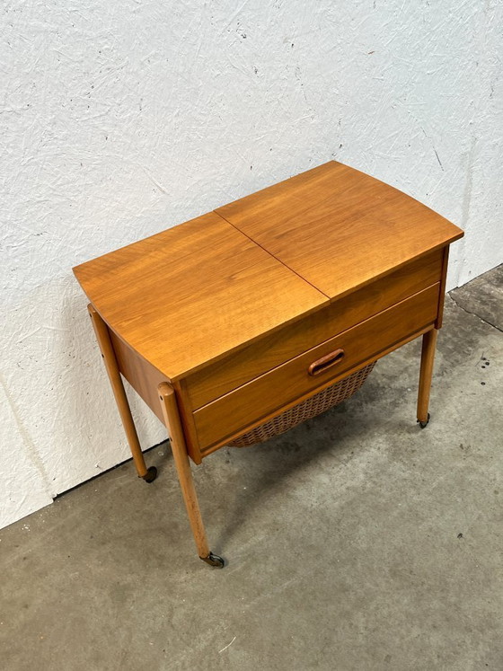 Image 1 of Vintage Deens Naaimeubel / Bijzettafeltje, 1960’s