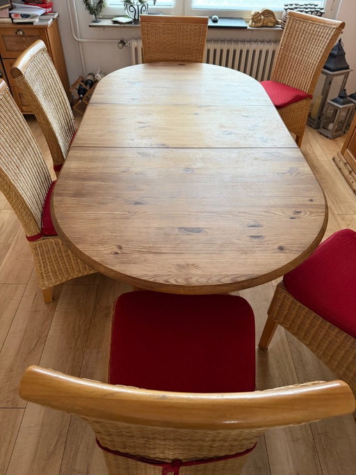 Esszimmer bestehend aus Vitrine Esstisch und 6x Stühlen