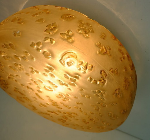 Vintage plafondlamp uit de jaren 70 in mid-century stijl, inbouwmodel of wandlamp, geëtst amberkleurig glas.