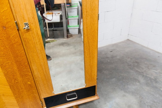 Image 1 of Französischer Kleiderschrank mit geschwungenen Beinen, 3 Türen, 1 Spiegel (27 x 130 cm) und 1 Schublade