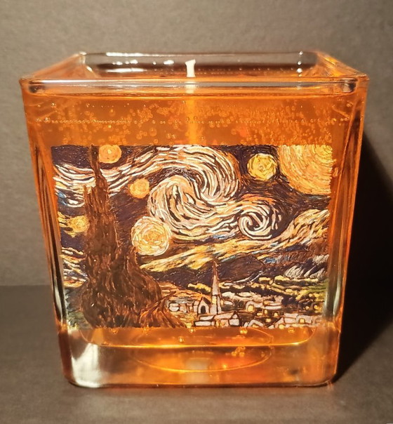 La Noche Estrellada · Vela funcional pintada a mano 1/1 de colección · Inspirada en Vincent van Gogh (photo 2 of 7)