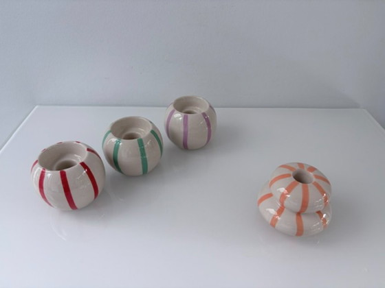 Set di 4 portacandele in ceramica con strisce colorate, Crema, Modern (foto 2 di 12)