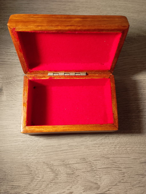 Caja de erudito antigua de madera con decoración de nácar que representa a un niño con un búfalo, Indochina china.