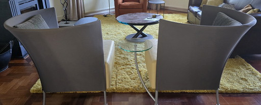 2 chaises Montis. La chaise de gauche est équipée d'un tableau en verre pivotant.