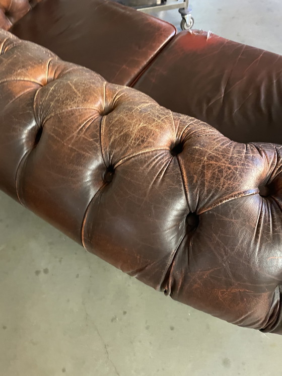 Image 1 of Divano a due posti in pelle inglese dal carattere distintivo