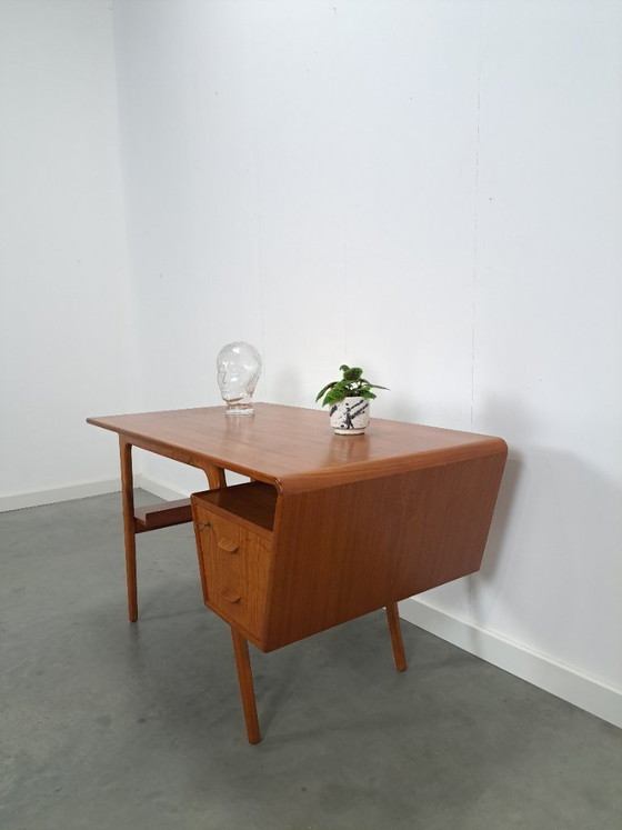 Image 1 of Teak vrijstaand partner bureau met schuine vormen, lades en extra uitschuifbaar werkblad