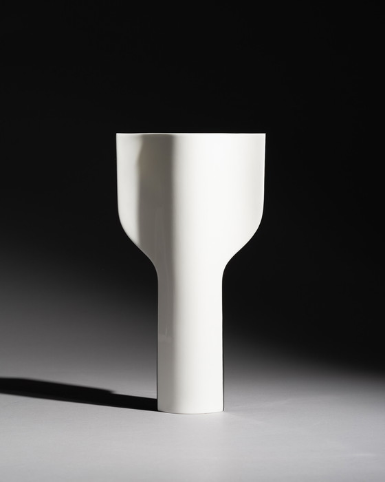 Image 1 of Ritzenhoff „PURE“ Skulpturale Porzellanvase, Entwurf Wolf Karnagel, 30 cm, Deutschland